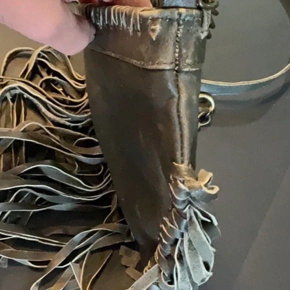 Raj LA gray leather crossbody w/fringe, chain & leather strap - Picture 4 of 7